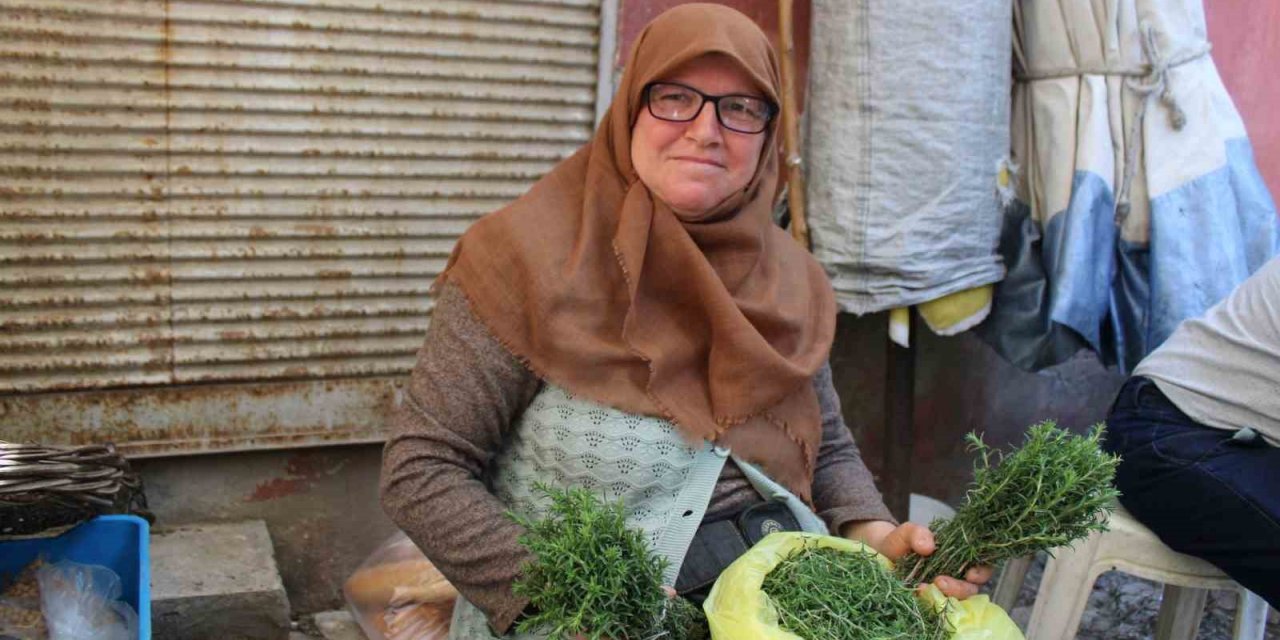 Sabah ezanı sonrası toplanıyor, kokusu cezbediyor