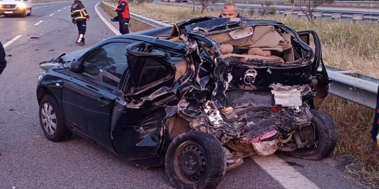 Tırın çarptığı otomobil hurdaya döndü: 1’i ağır 2 yaralı