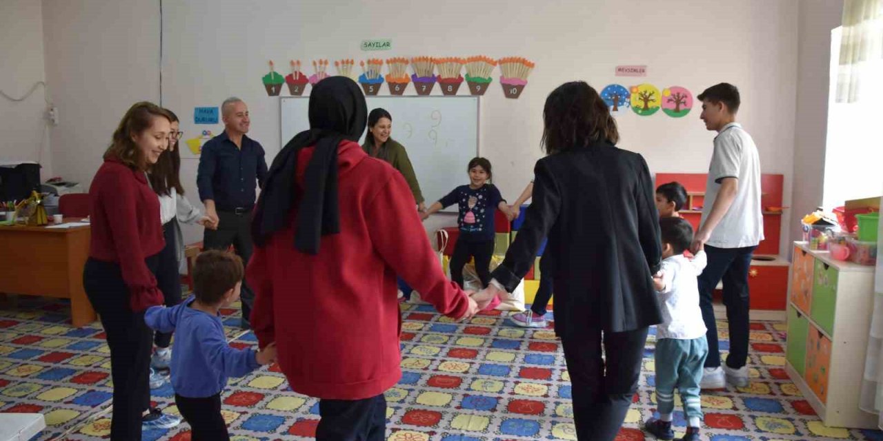 DOSTEK Koleji öğrencileri 23 Nisan’da köy okullarındaki minikleri sevindirdi