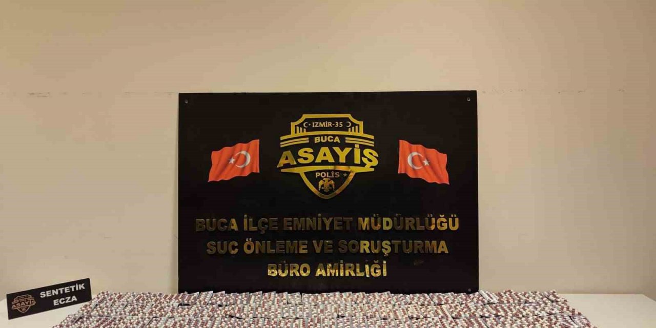 İzmir’de kıskıvrak yakalanan 2 zehir taciri tutuklandı