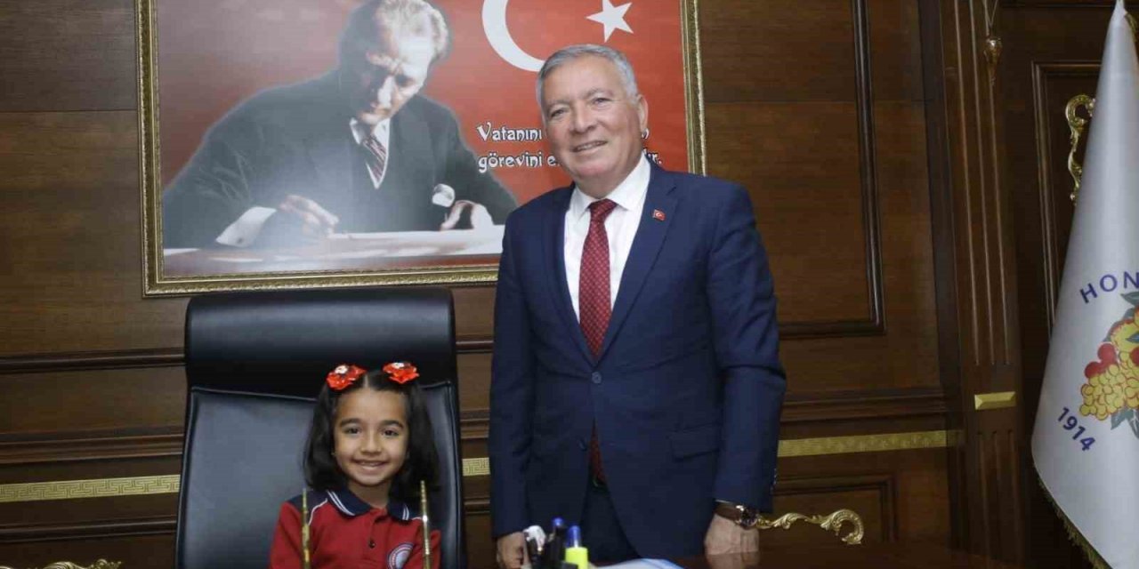 Honaz’da başkanlık koltuğuna minik Betül oturdu