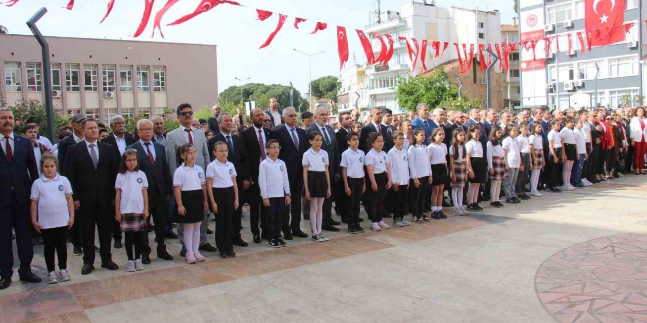 Aydın’da 23 Nisan kutlamaları çelenk töreni ile başladı