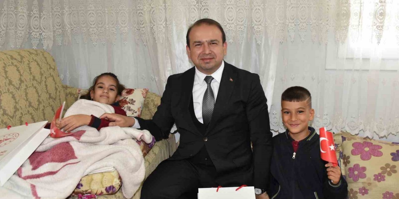 Aydın İl Sağlık Müdürü Şenkul 23 Nisan’da hasta çocukları unutmadı