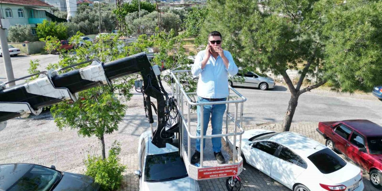 Yeşil sahalara girişi yasaklandı, vinç kiralayıp maçı izledi
