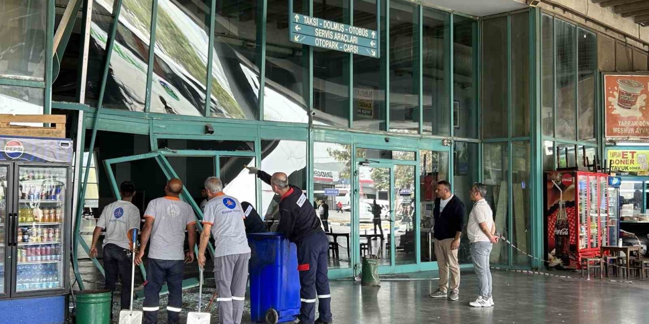 İzmir’de freni boşalan otobüs yolcu bekleme alanına çarparak durabildi