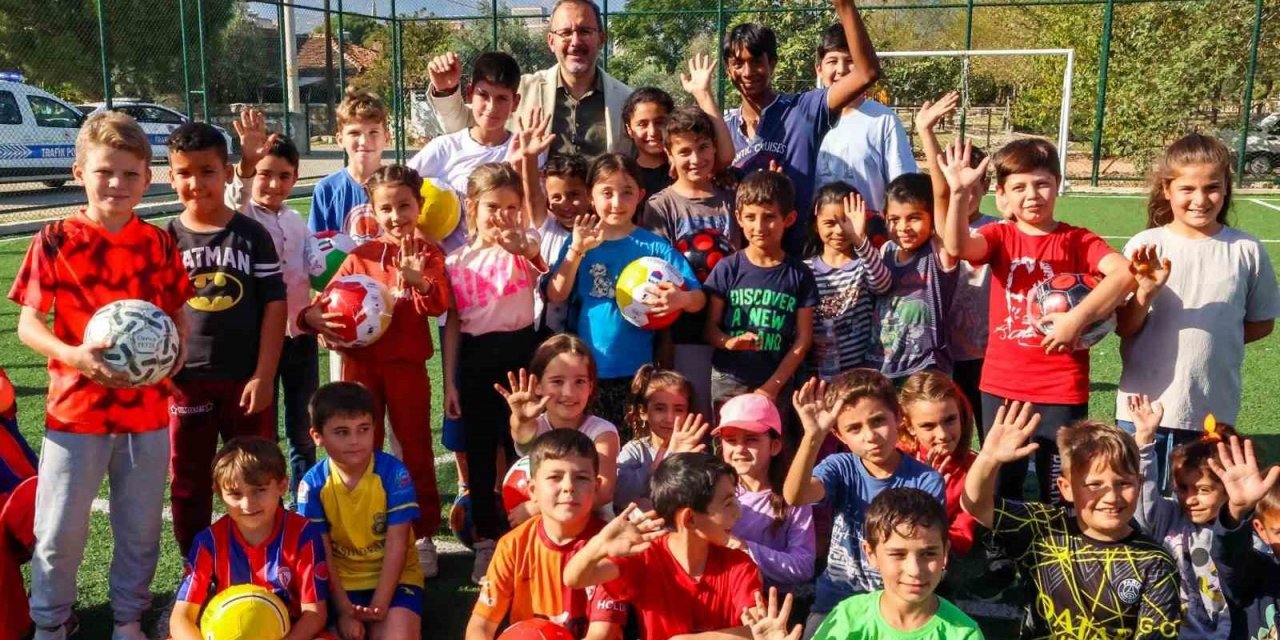 Kasapoğlu: "23 Nisan, bu toprakların yeniden doğuşunun ve geleceğe olan inancın simgesi oldu"