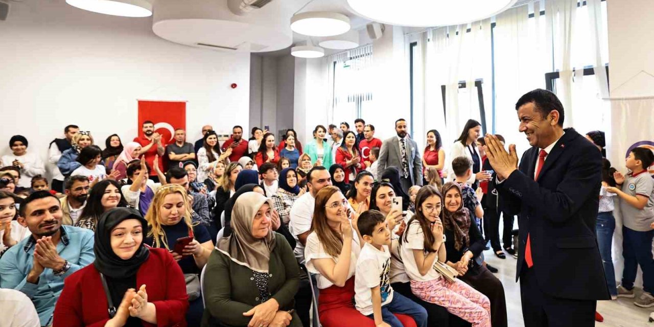 Denizlili çocuklar bayram coşkusunu doyasıya yaşıyor