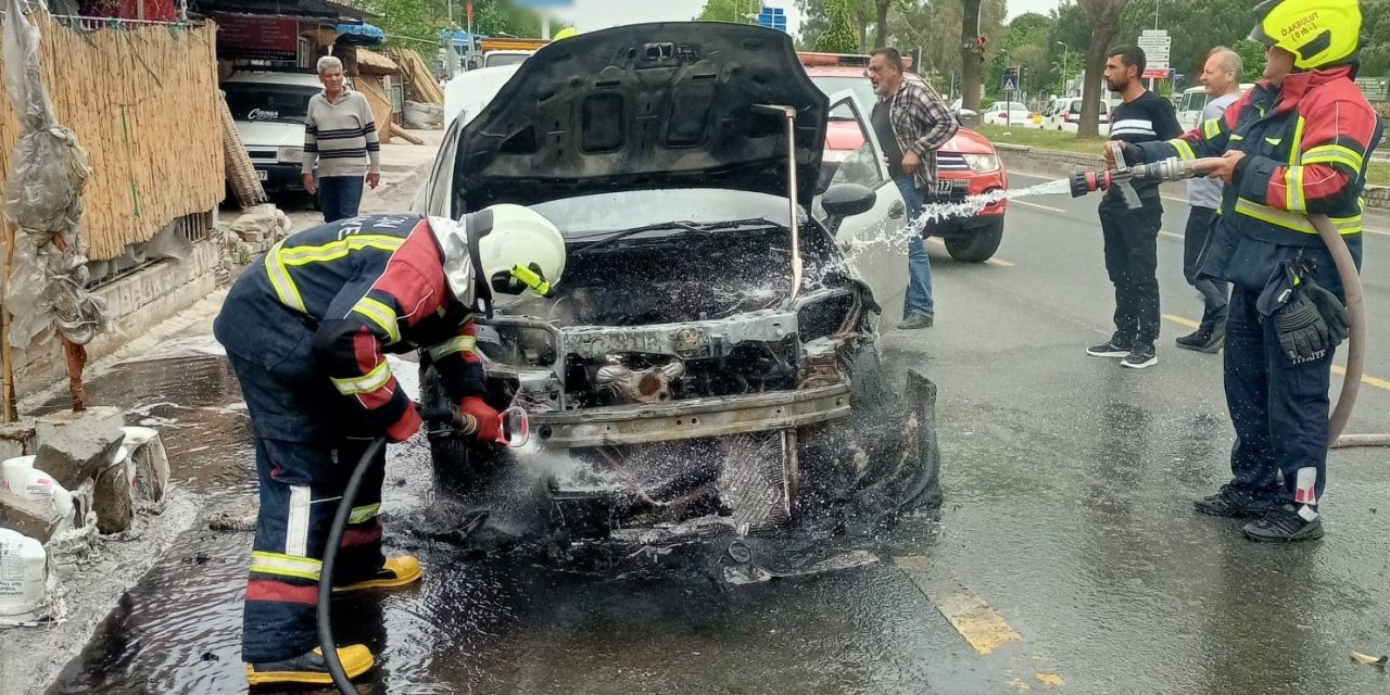 Karayolunda seyir halindeyken yanan otomobil kullanılamaz hale geldi