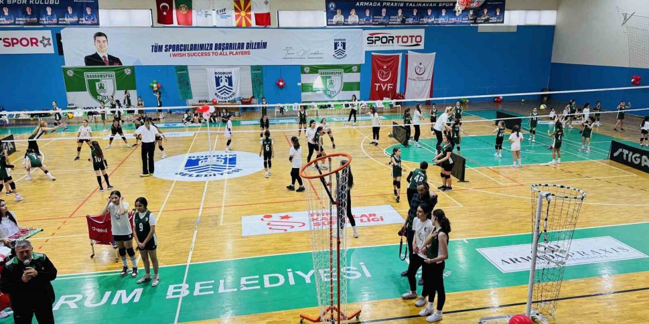 Minik sporcular, voleybol şenliğinde buluştu