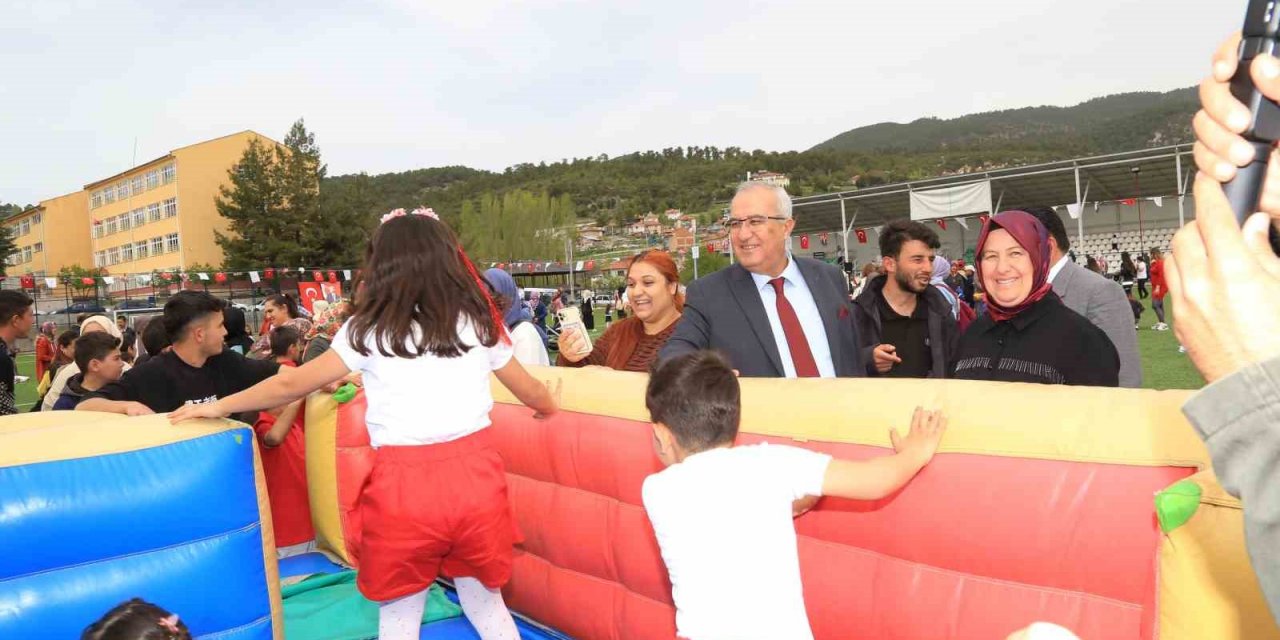 Başkan Arslan, Çamelili çocukların 23 Nisan coşkusuna ortak oldu