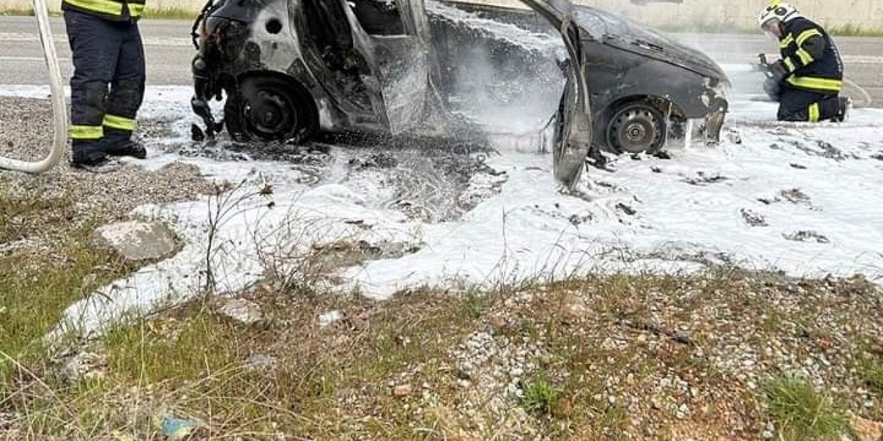 Seyir halinde alev alan otomobilden geriye hurda yığını kaldı