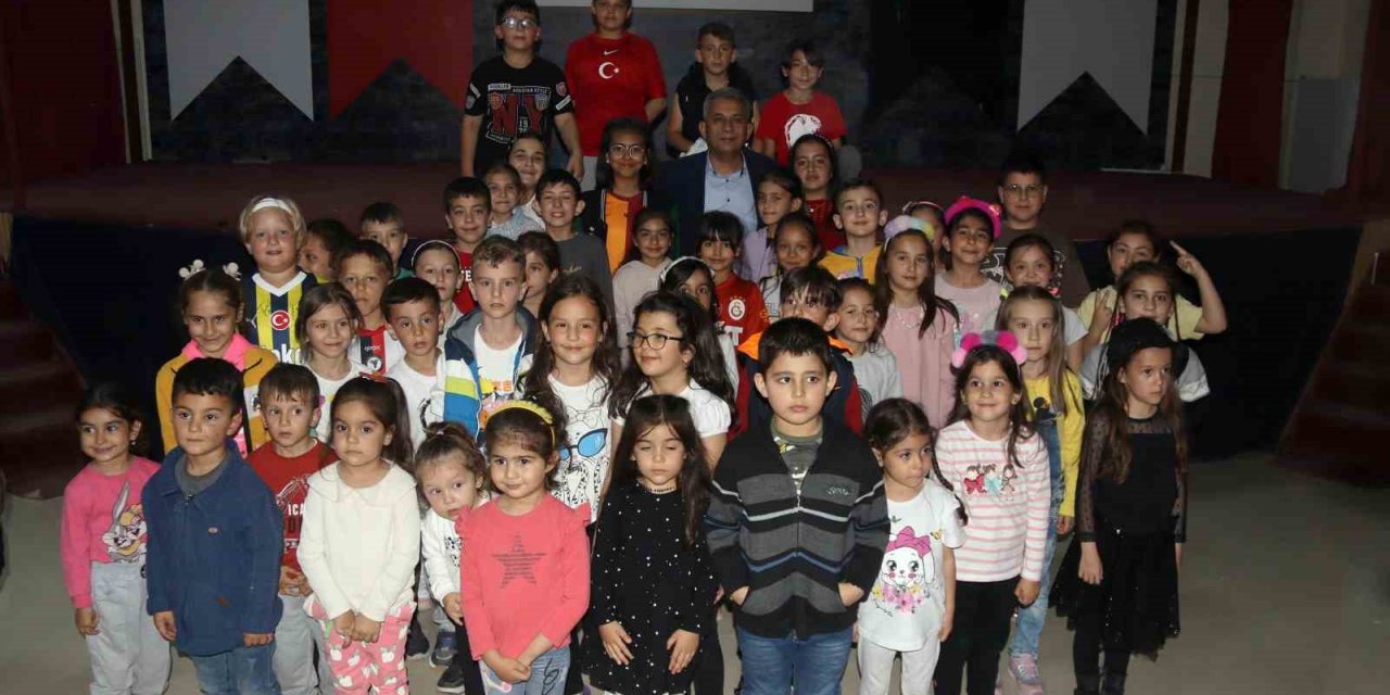 Başkan Hakan sinema etkinliğinde çocuklarla oyunlar oynadı