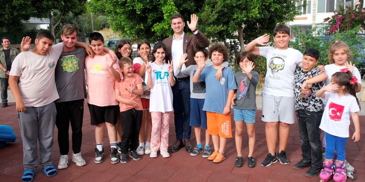 Mandalinci, parkta çocuklarla buluştu