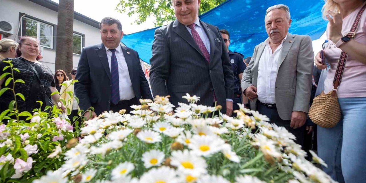 İzmir’in geleneksel festivaliyle Bayındır’da yine çiçekler açtı