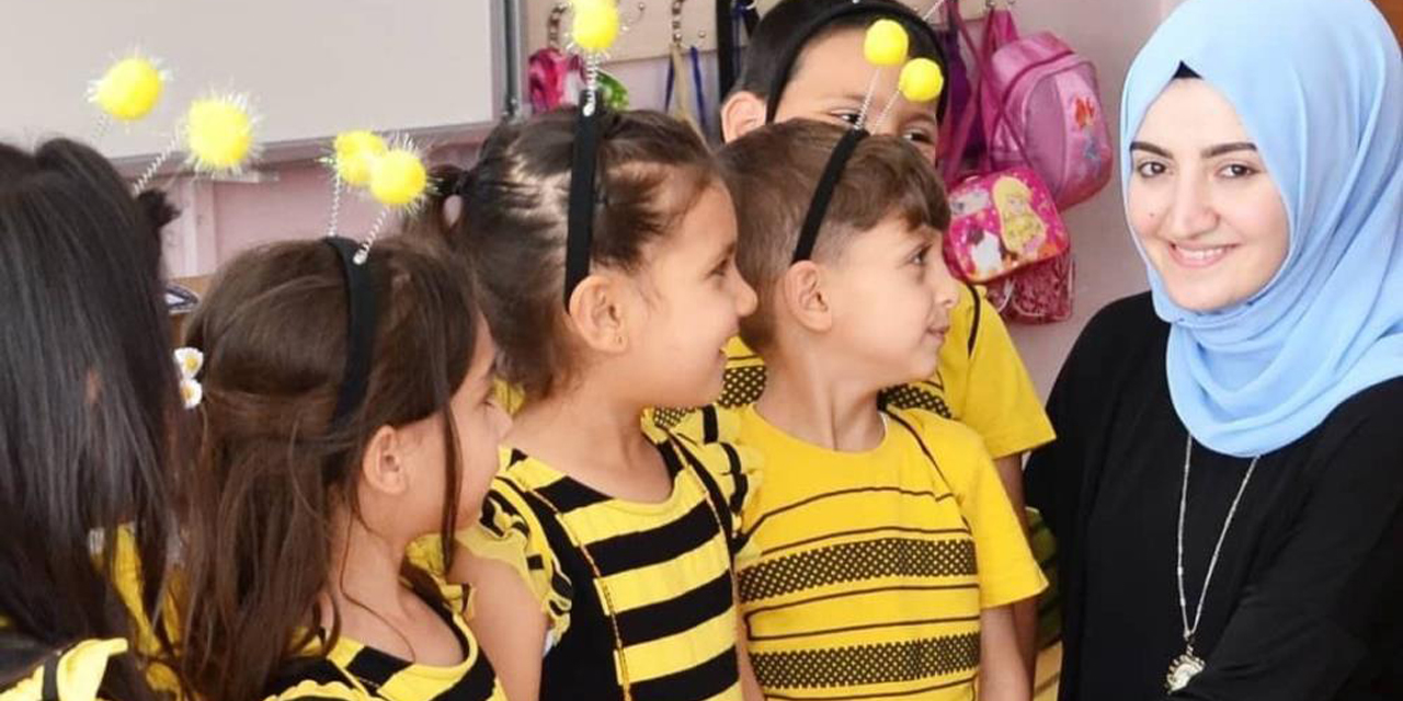 Sümeyra öğretmen meslektaşlarını yasa boğdu