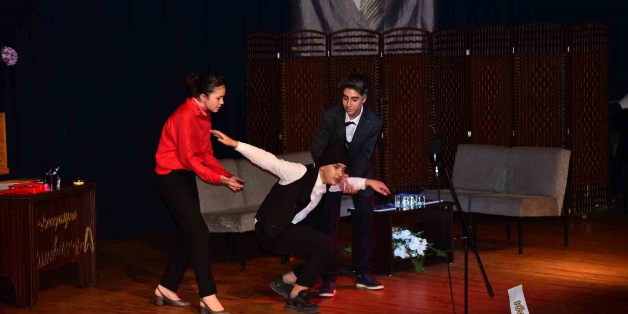 Nazilli’de öğrenciler tiyatro oyunu sergiledi