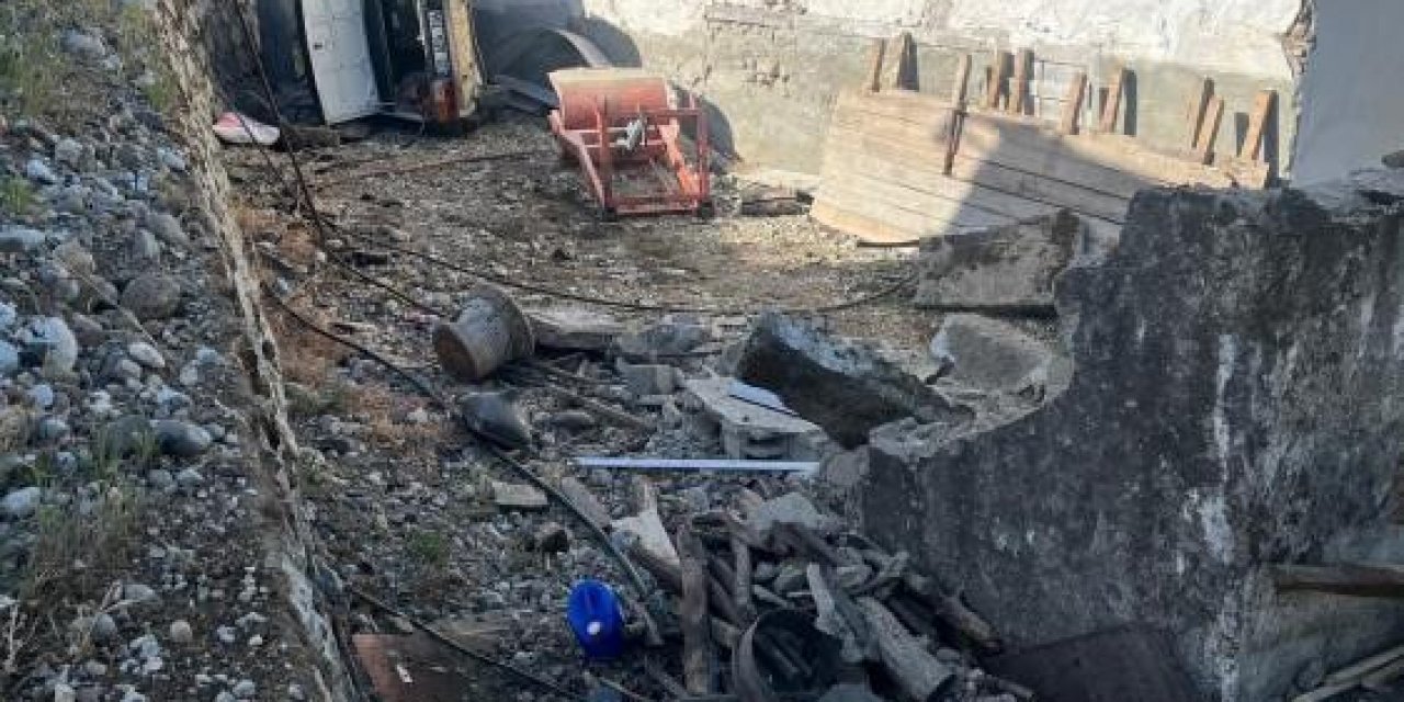 Yoldan çıkan otomobil direk ile ev arasında sıkıştı, sürücüsü ise öldü