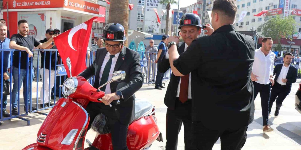 CHP Lideri Özel, büyükşehir belediyesine kırmızı motosikletle gitti