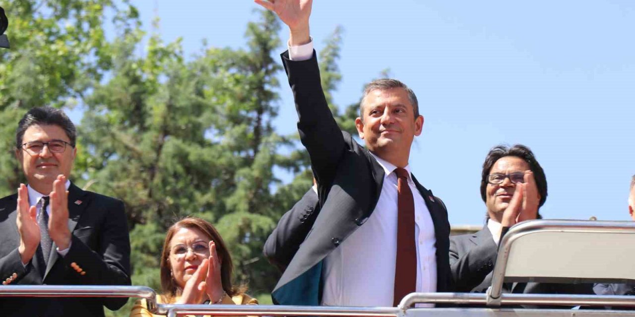 CHP Lideri Özgür Özel, kazanılan 15 belediye için Denizlililere teşekkür etti