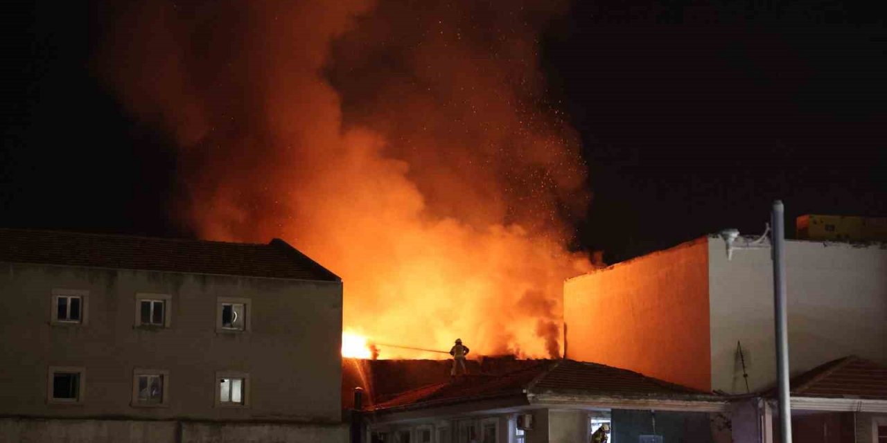 İzmir’de Tarihi Kemeraltı Çarşısı’nda yangın: Tekstil deposu alevlere teslim oldu