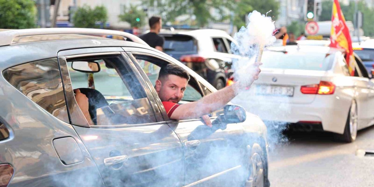 Göztepe Süper Lig’e çıktı, taraftar sokağa döküldü