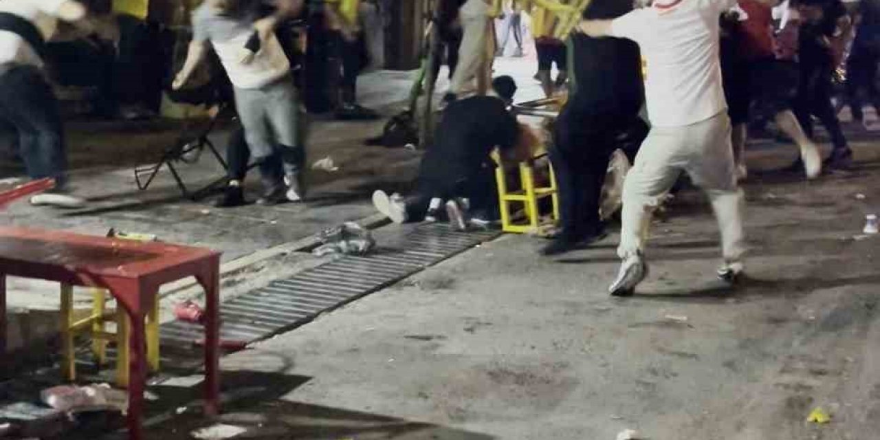 İş yerine sığınan genci taraftarlara vermediler, ortalık savaş alanına döndü