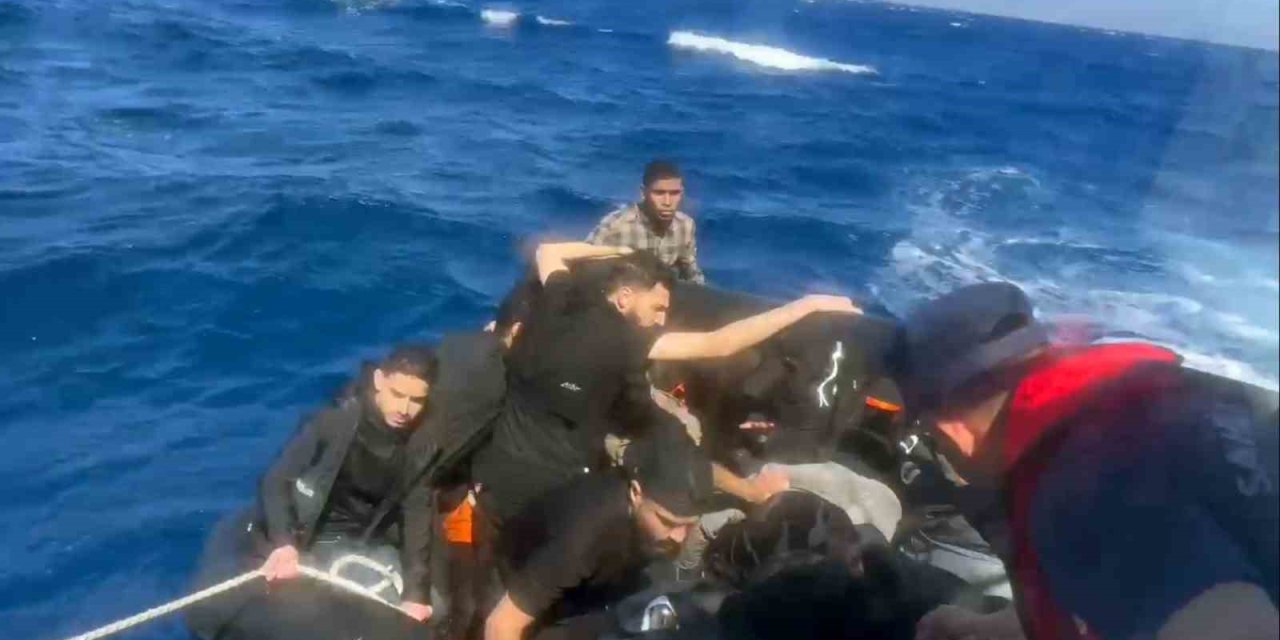 Yunanistan’ın geri ittiği 27 düzensiz göçmen kurtarıldı