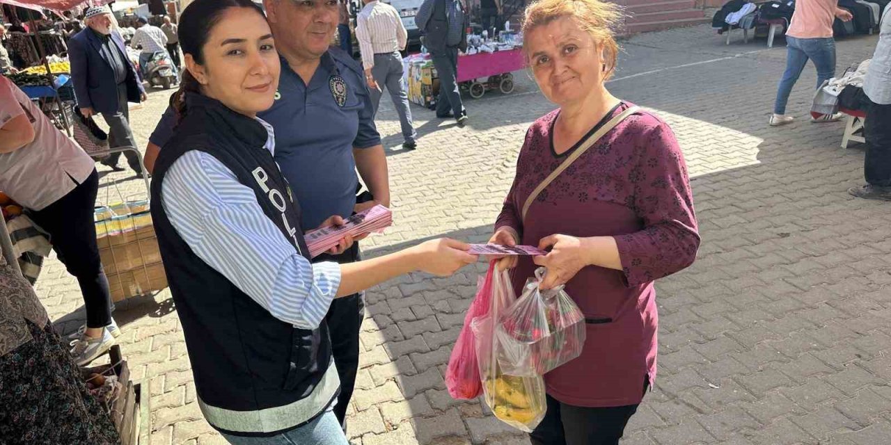 Karacasu’da polis ekipleri vatandaşları KADES konusunda bilgilendirdi