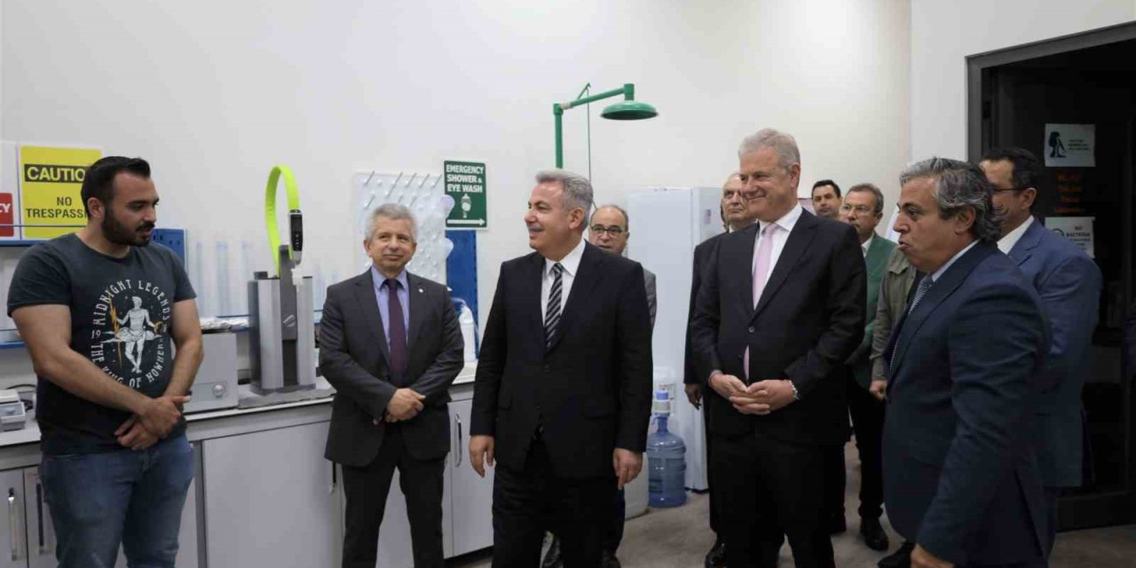 Vali Elban, İzmir Ekonomi’de projeleri dinleyip gençlerle sohbet etti