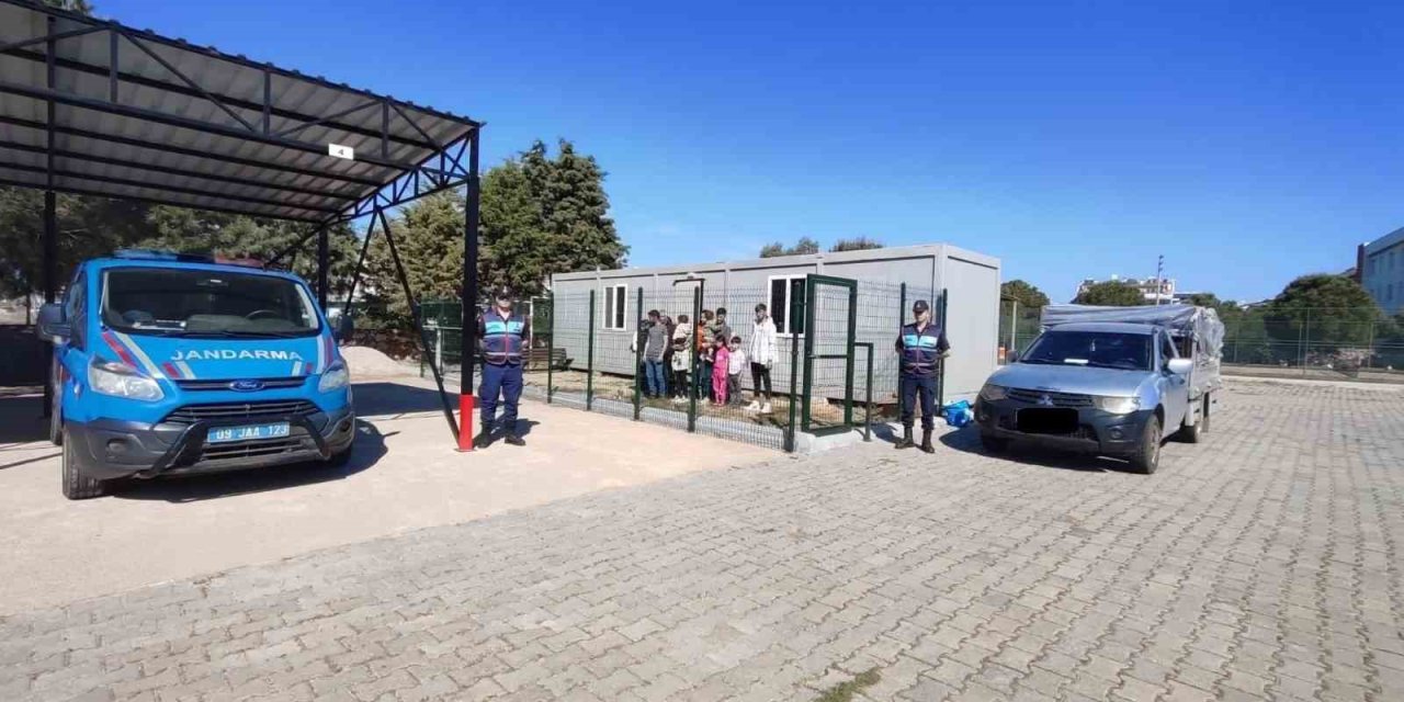 Kamyonetin kasasından 23 düzensiz göçmen çıktı