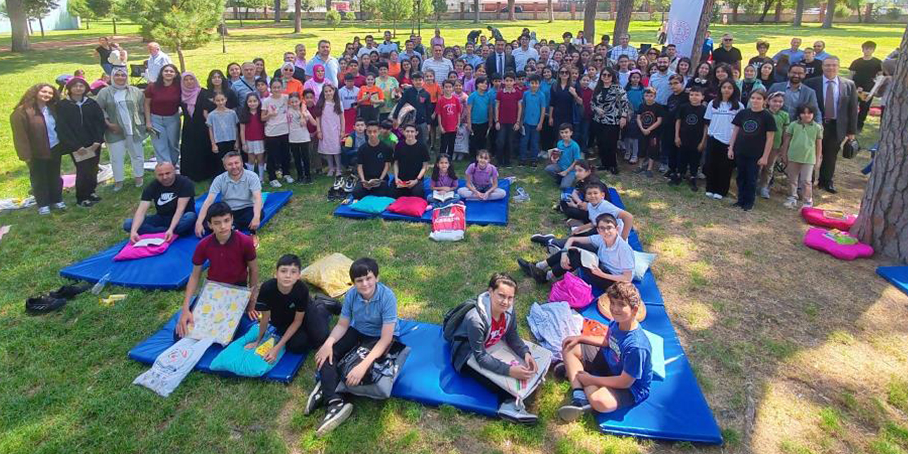 Parkta kitap okuma etkinliği düzenlendi