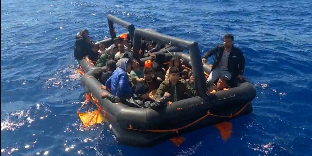 İzmir açıklarında 60 düzensiz göçmen kurtarıldı