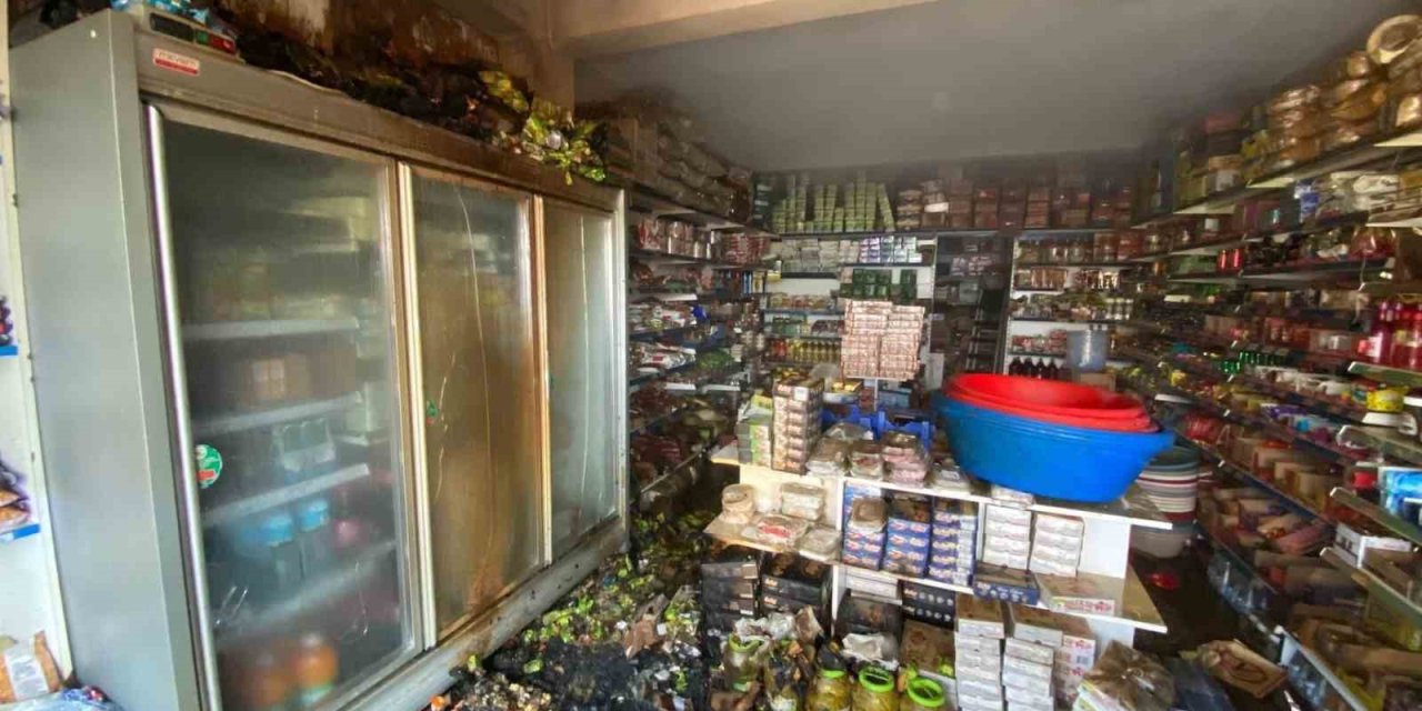 Seydikemer’de şarküteri dolabı alev aldı