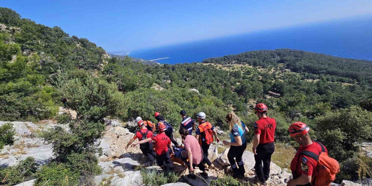Likya yolunda düşen yaşlı turist kurtarıldı