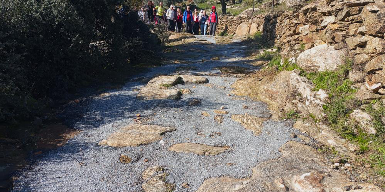 Antik yola beton döktüler