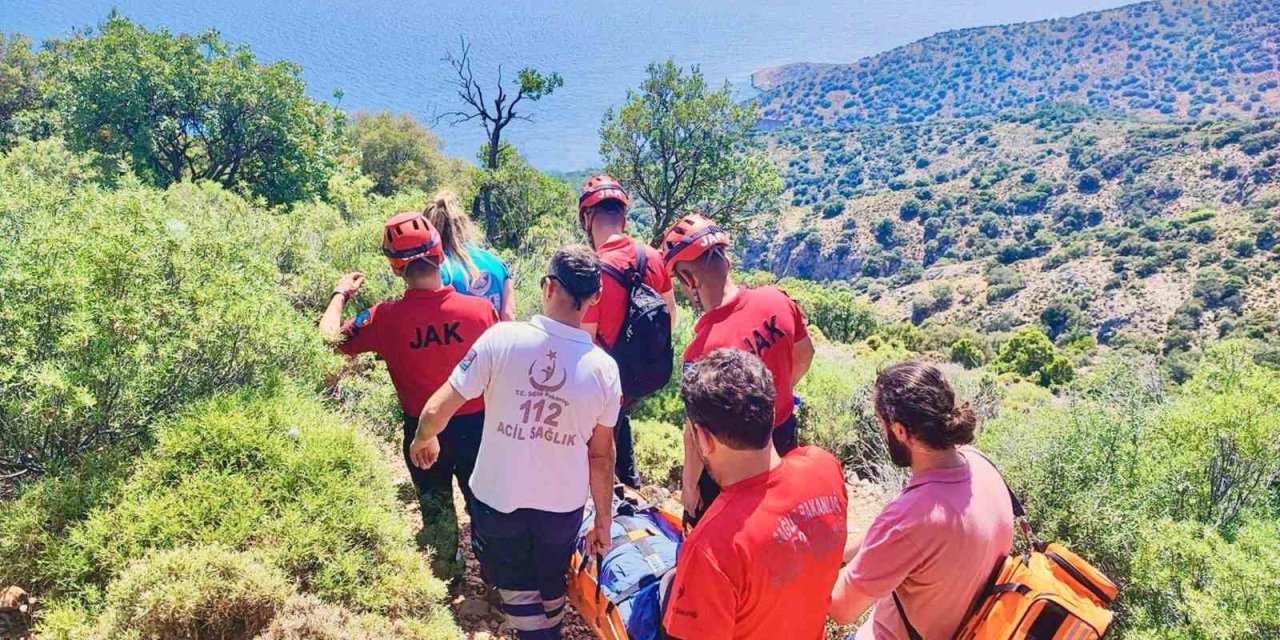 Likya yolunda ayağı kırılan Avusturyalı turisti JAK timi kurtardı