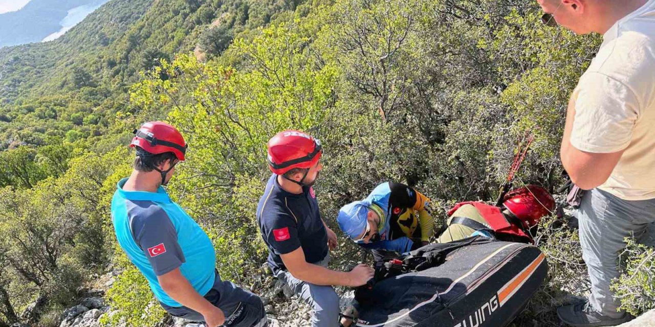 Paraşüt kazasında yaralanan şahsı UMKE ve JAK ekipleri kurtardı