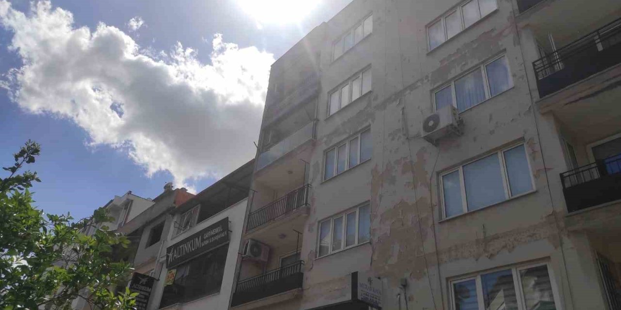 Apartmanın çatısından kopan beton yola düştü