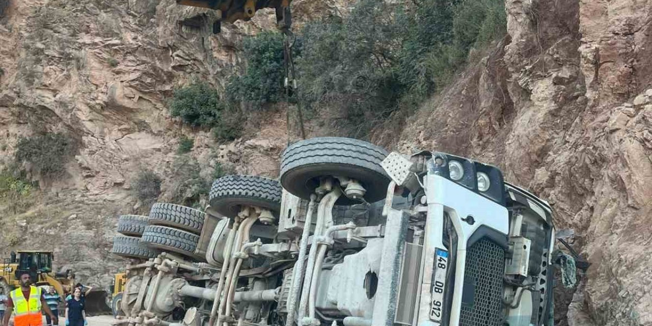 Marmaris’te beton mikseri devrildi: 1 yaralı