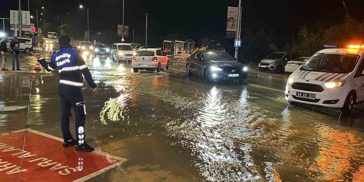 Bodrum’da ana isale hattı patladı, yollar göle döndü