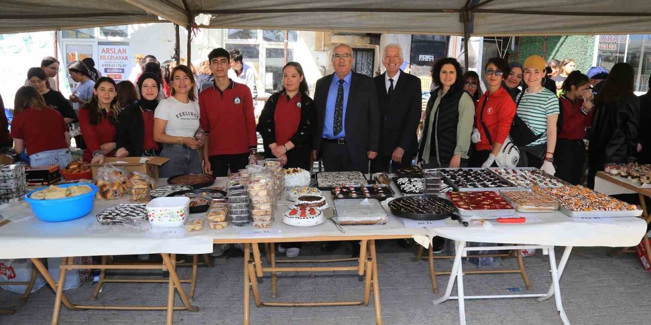 Başkan Arslan gençlerle hayır panayırında buluştu