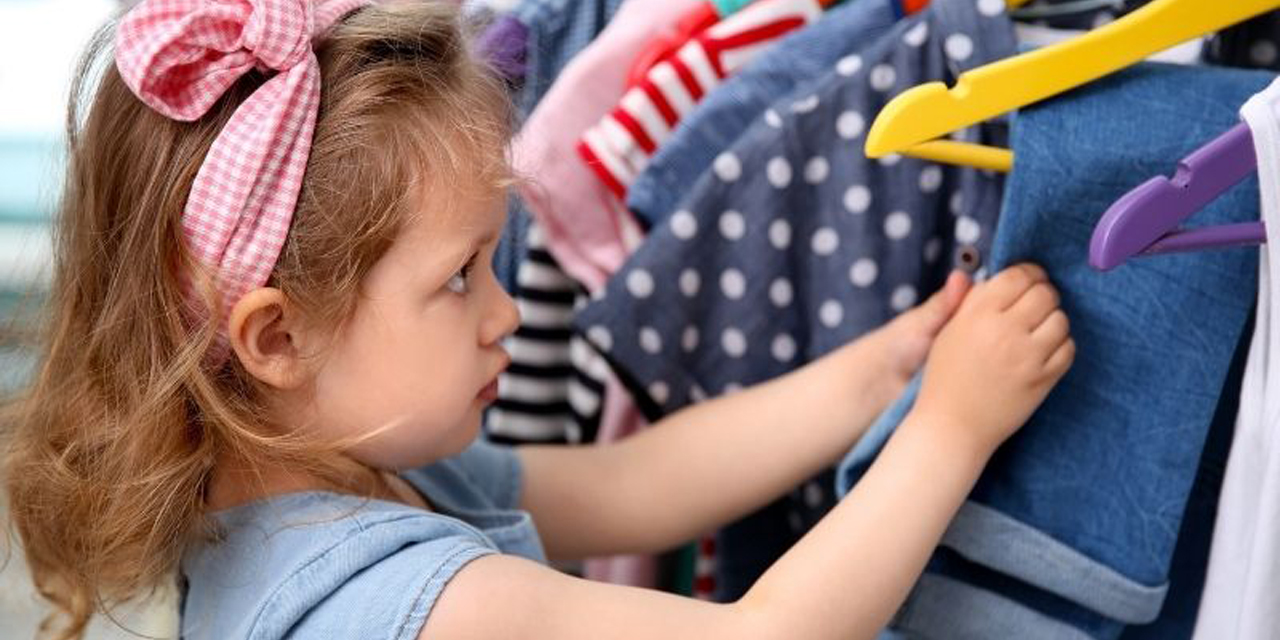 Çocukların tarzını yansıtan giyim ve eğlenceli oyuncaklar