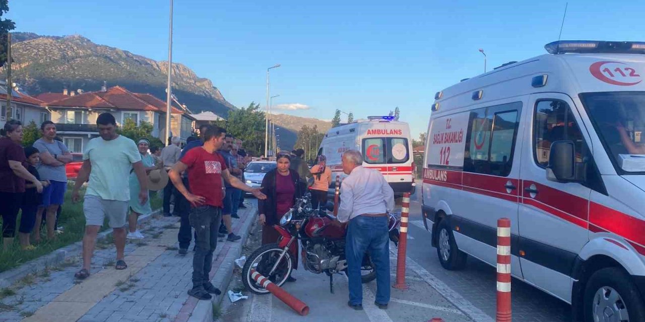 Motosiklet ile otomobil çarpıştı: 2 yaralı