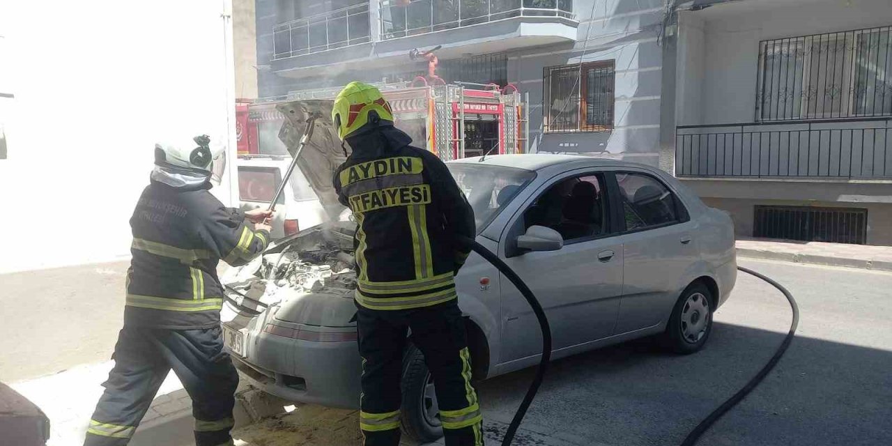 Park halindeki otomobilde yangın çıktı