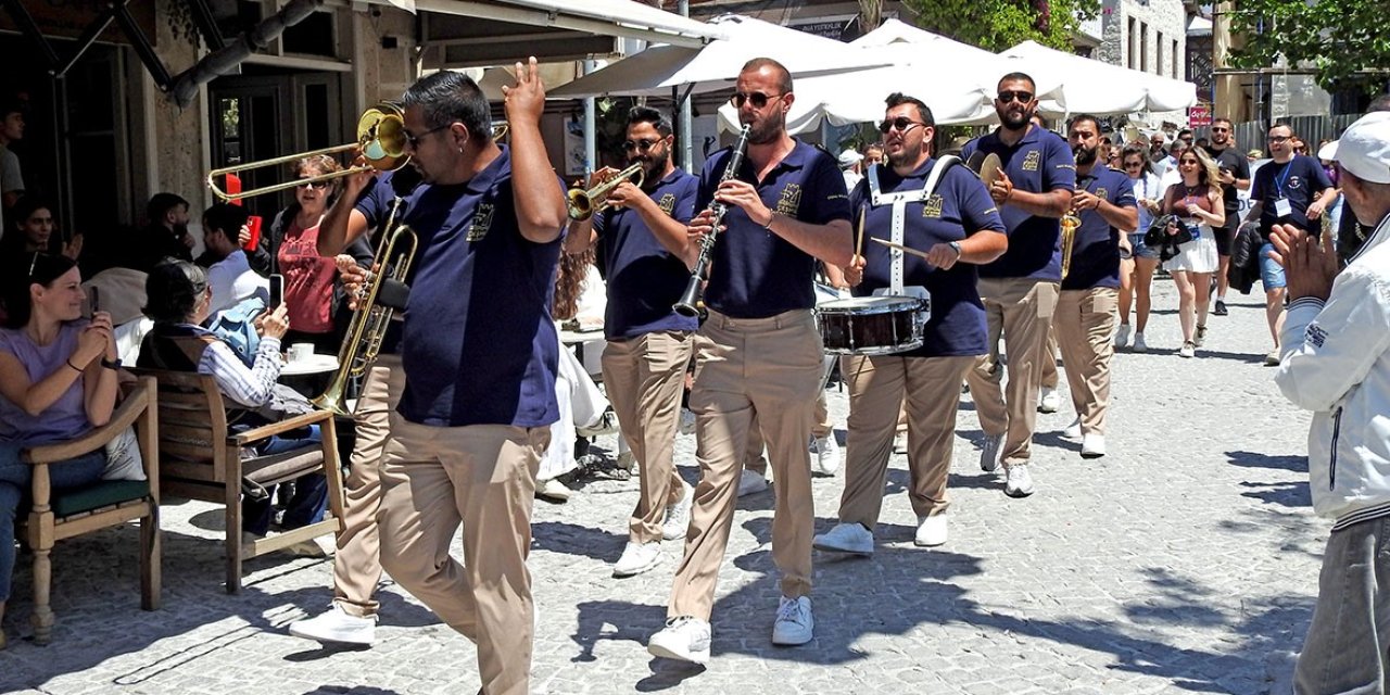 Alaçatı İki Yaka Festivali sokakları karnaval alanına çevirdi