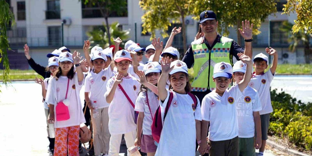 Aliağa’da jandarmadan öğrencilere trafik eğitimi
