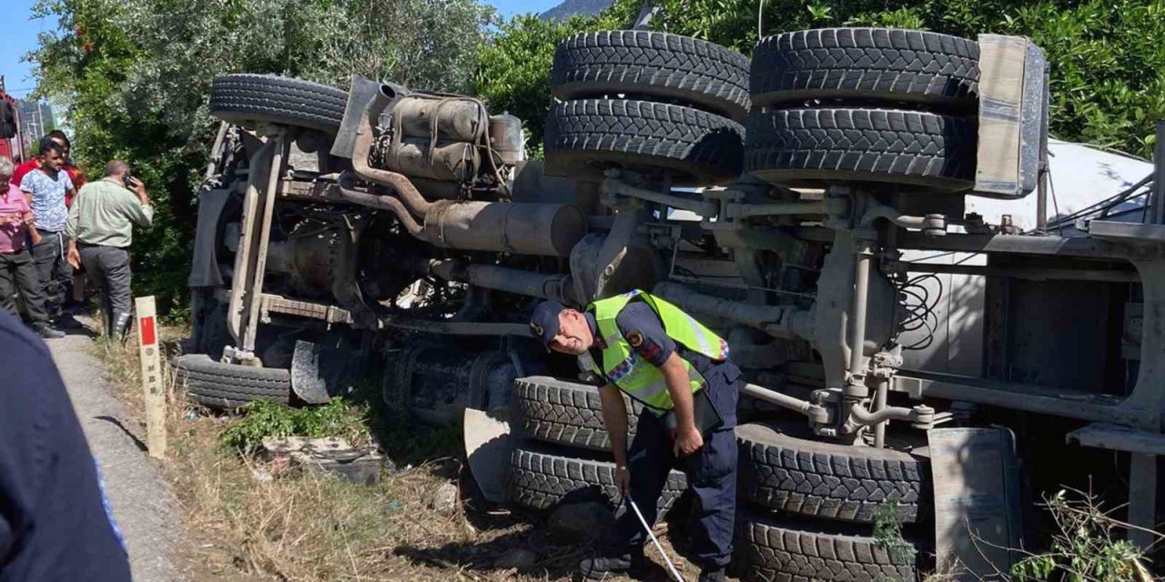 Beton mikserinin içinde sıkışan sürücüyü itfaiye ekipleri kurtardı