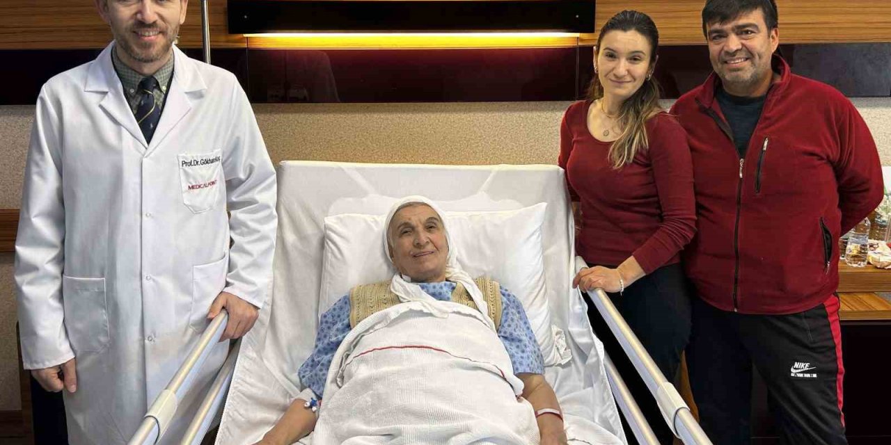 Böbrek kanserinden robotik cerrahi ile kurtuldu