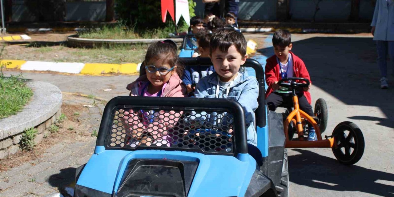 Beş yaşında direksiyon başına geçtiler