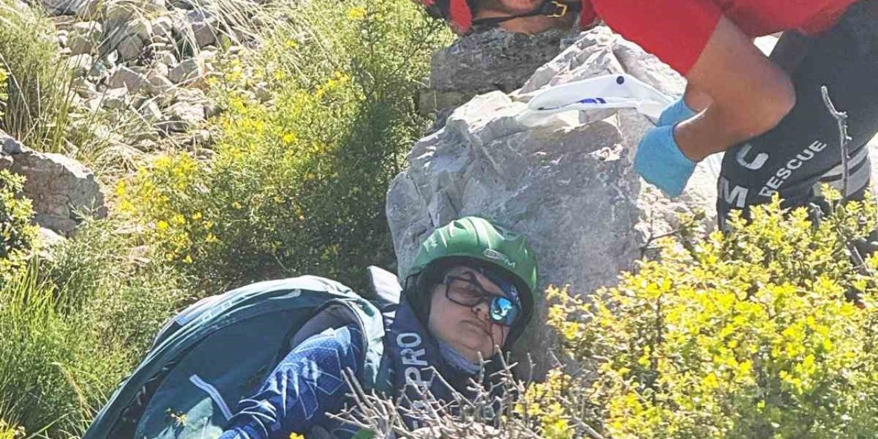 Single atlayış yapan Rus pilot pistin 30 metre altına düştü